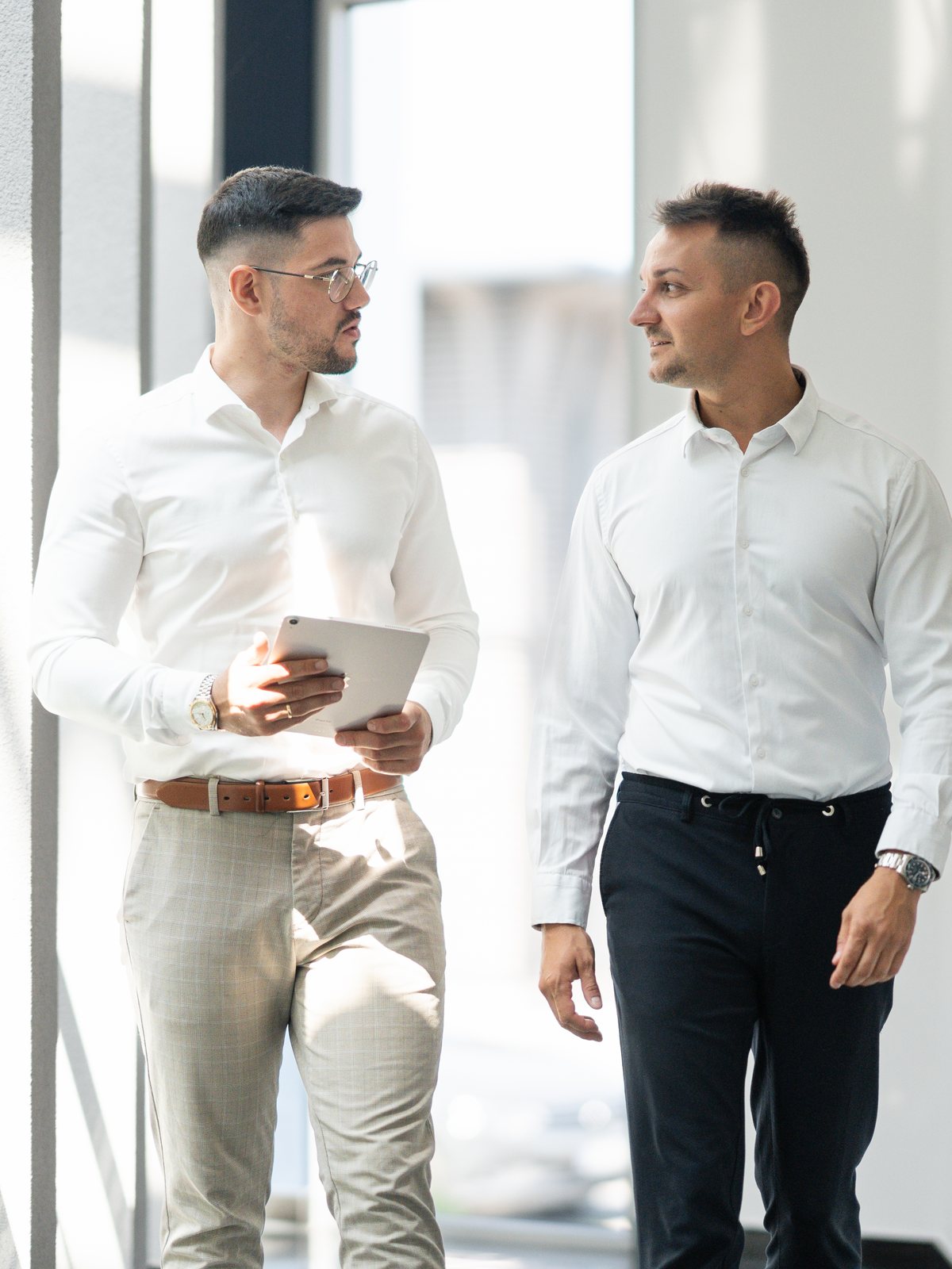 Die beiden Gründer der AO Consulting im Gespräch im Büro in Bruchsal
